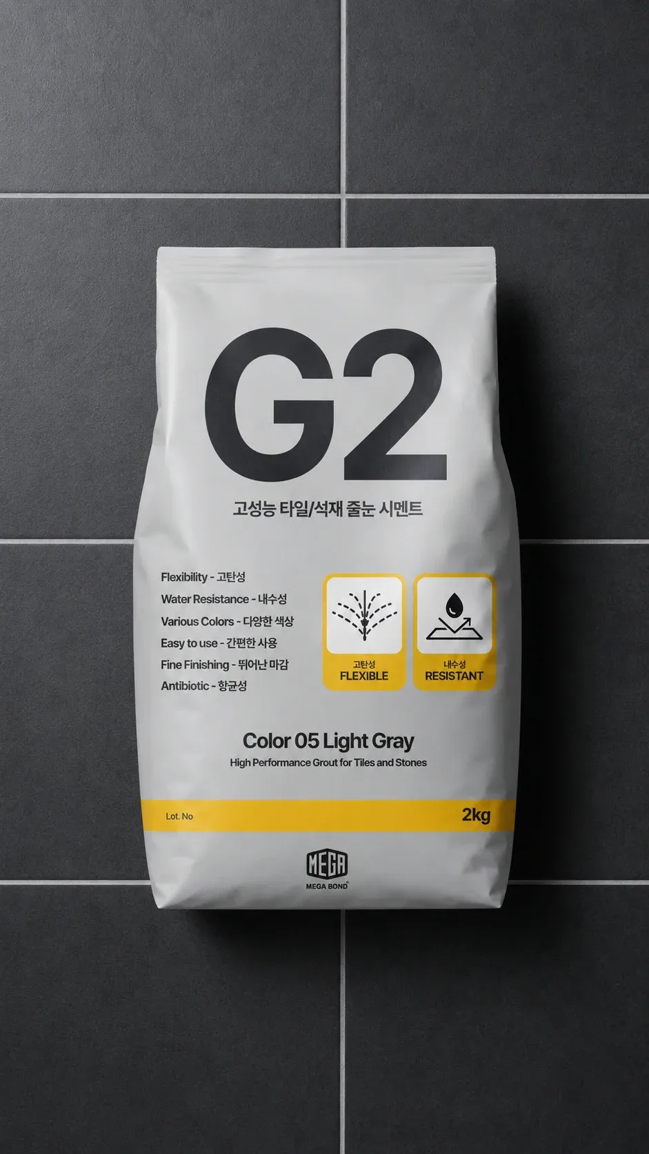 짙은 회색 대형 타일 위에 놓인 라이트그레이 G2 줄눈시멘트 2kg 봉투 제품 사진