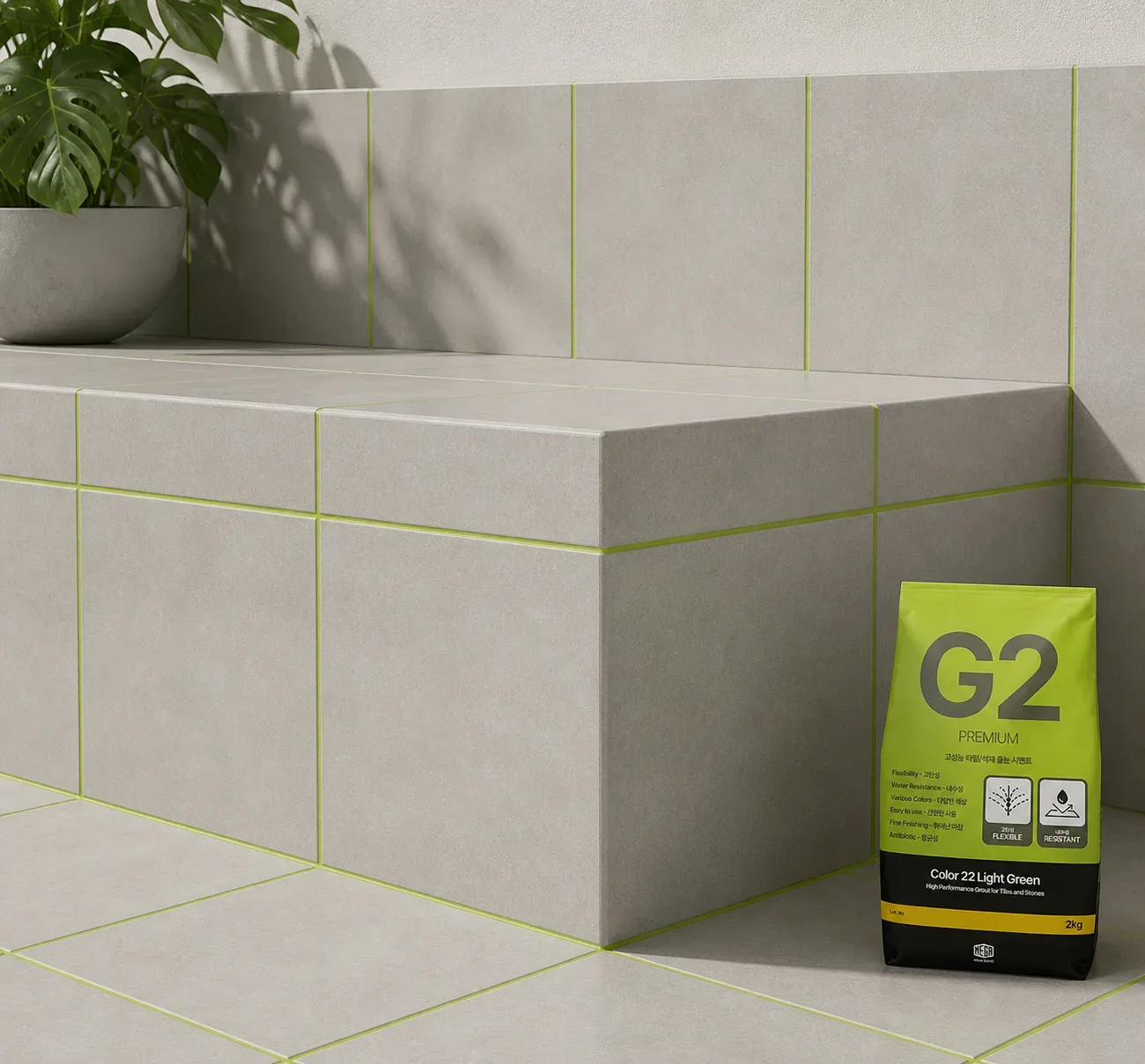 연회색 타일 벤치와 바닥에 라이트그린 대비 줄눈을 적용해 줄눈 선을 드러낸 공간과 G2 Color 22 Light Green 봉투