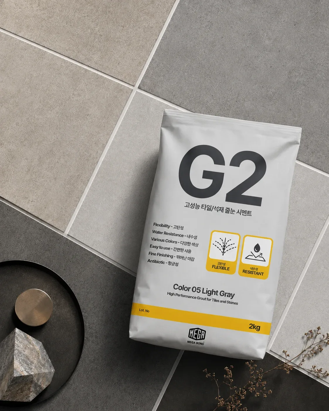 그레이 톤 타일 바닥 위에 놓인 G2 라이트그레이 줄눈시멘트 2kg 포장 제품 사진